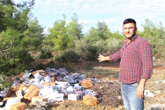 Ormanlık alanı günü geçmiş ürünlerle çöplüğe çevirdile