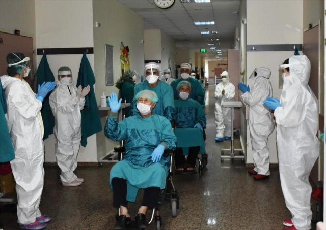 Osmaniye'de koronavirüsü yenen 3 hasta alkışlarla taburcu edildi