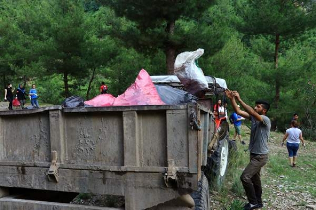 Osmaniye'de doğaseverler 2 römork çöp topladı