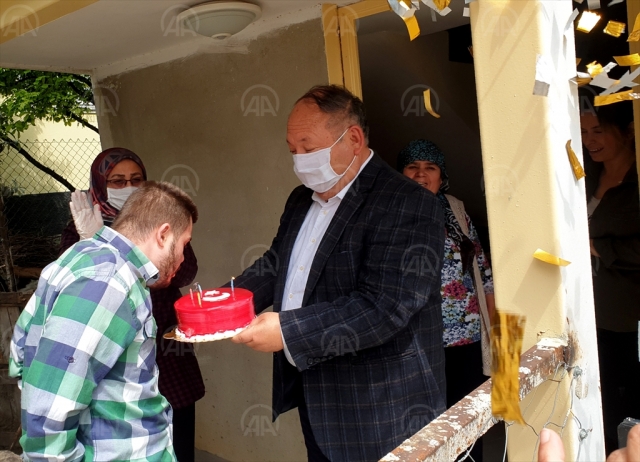 Osmaniye'de down sendromlu gence itfaiye ekibinden sürpriz doğum günü kutlaması