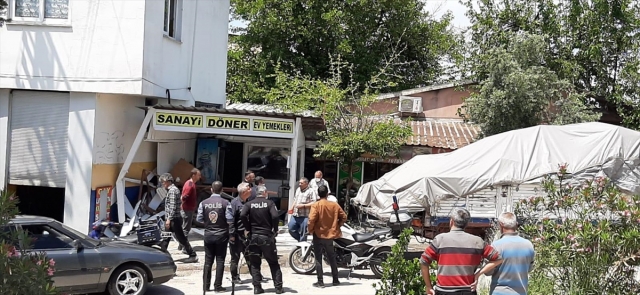 Osmaniye'de el freni çekilmeyen kamyonet iş yerine girdi