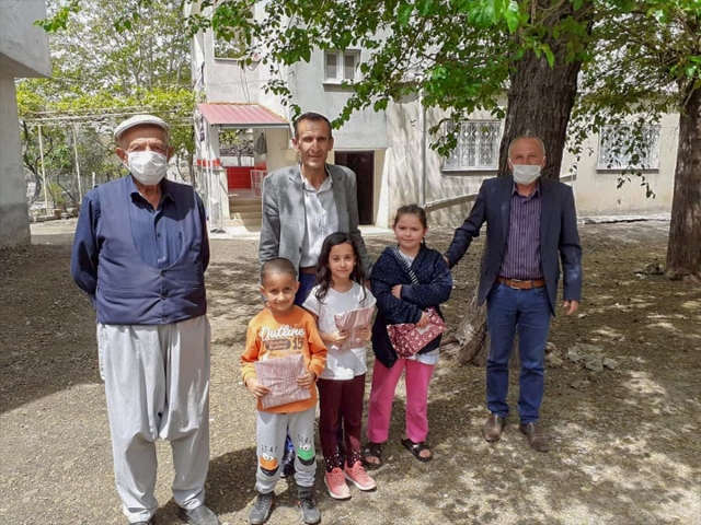 Osmaniye'de evlerinden çıkamayan çocuklar, balkonlardan 23 Nisan'ı kutladı