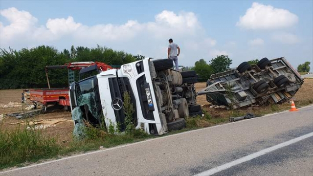 Osmaniye'de tavuk yüklü tır devrildi