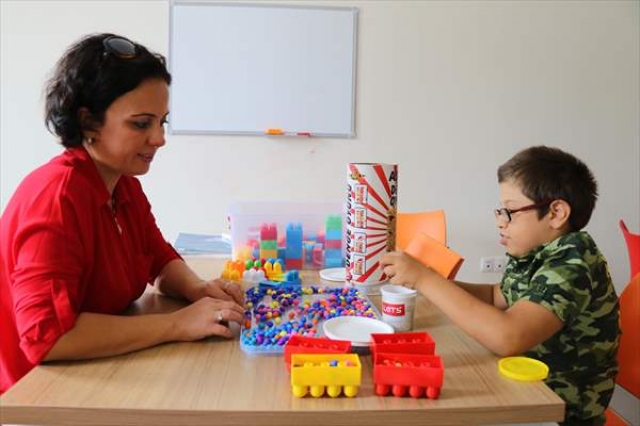 Otizmli çocuklara "Maviş" ve "Limon" ile terapi