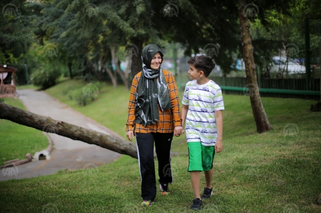 Otizmli yeğenine 9 yıldır "annelik" yapıyor