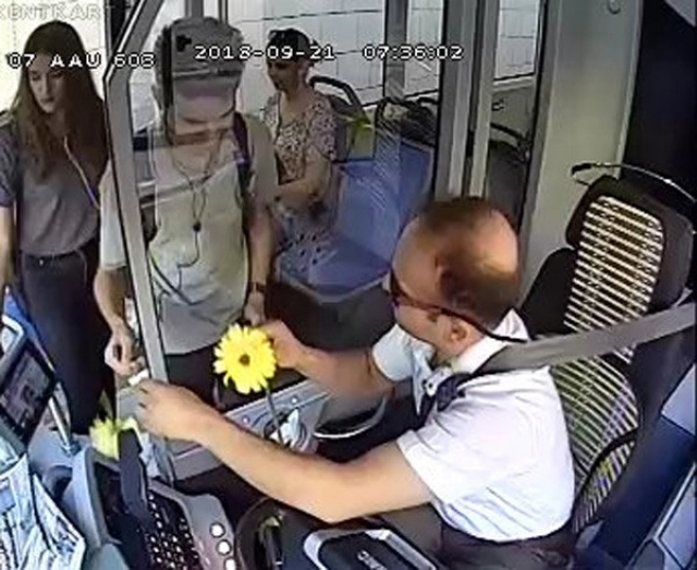 Otobüs şoföründen yolculara şiir gibi karşılama 