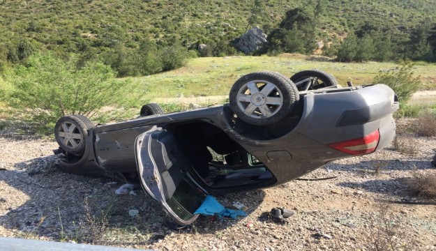 Otomobil yoldan çıkıp takla attı: 3 yaralı 