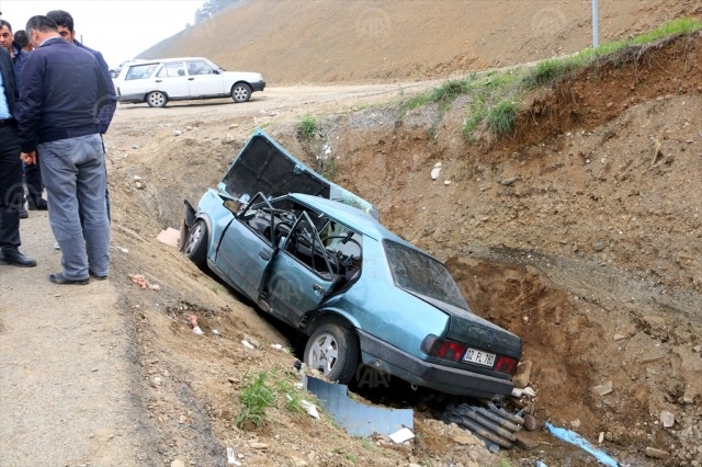 otomobille kamyonet çarpıştı: 6 yaralı