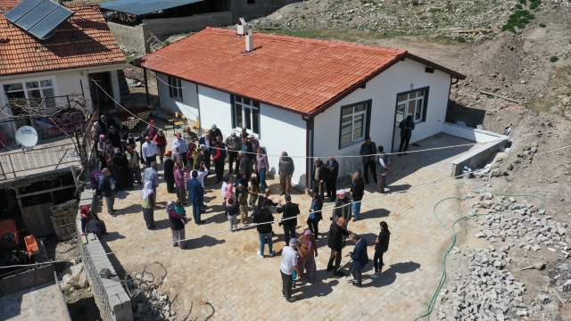 Özler ailesine bayram hediyesi
Yeni sıcak yuvalarına kavuştular