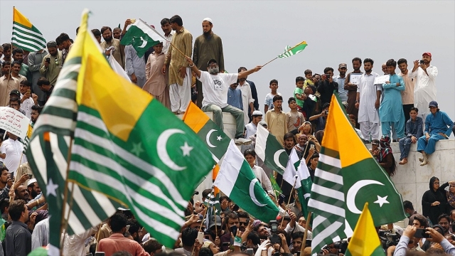 Pakistan halkı Keşmirlilerle dayanışma için sokaklara çıktı