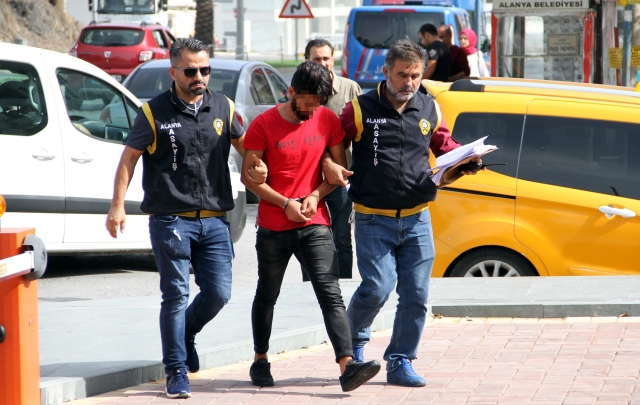 Para dolu çantayı çalan şahıs polisin sıkı takibiyle yakalandı 