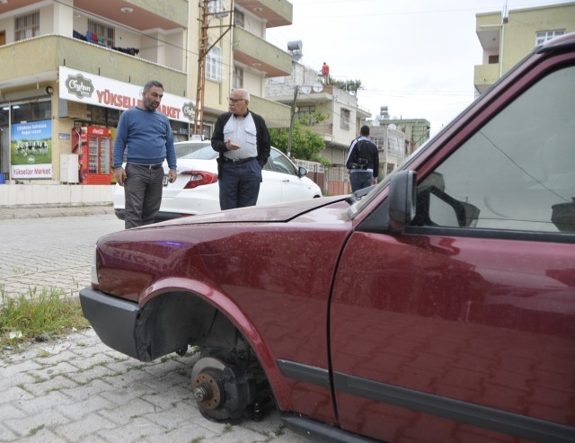 park halindeki otomobilin lastikleri çalındı