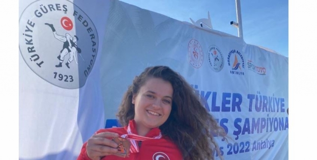 Plaj Güreşi Türkiye Şampiyonası'nda Şerife Şule Akçay Türkiye 3. Oldu