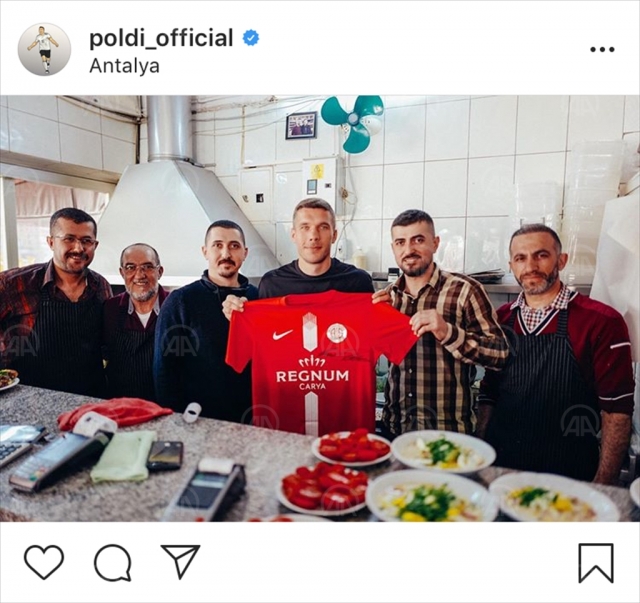 Podolski, Müslüm Gürses dinliyor, oklavayla yufka açıyor