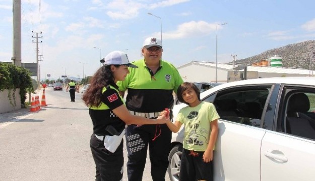 Polis ceza yerine şeker ve kırmızı düdük dağıttı