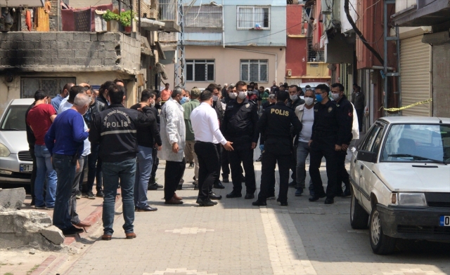 Polisin silahının kazara ateş alması sonucu şüpheli vuruldu