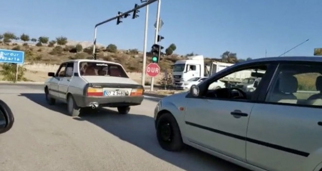 Rahatsızlanan buzağı veterinere otomobille götürüldü