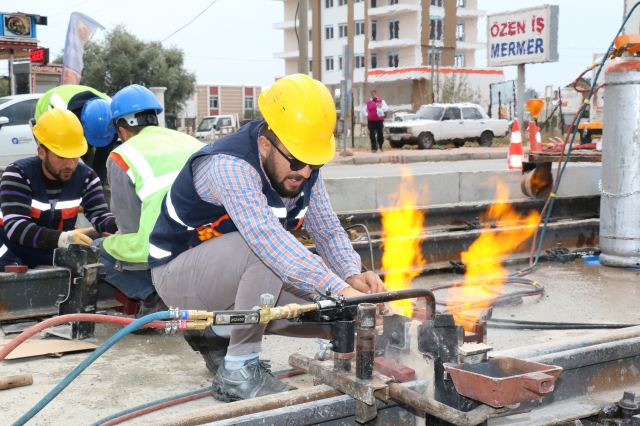  Raylı Sistem’de katener direkleri dikildi  