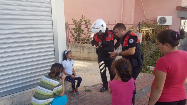  Saçları kısa kesildiği için annesiyle tartışan küçük kız kaybolunca devreye polis girdi 