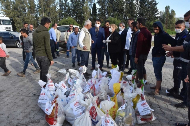 Sağanaktan etkilenen tarım işçilerine gıda ve kıyafet yardımı