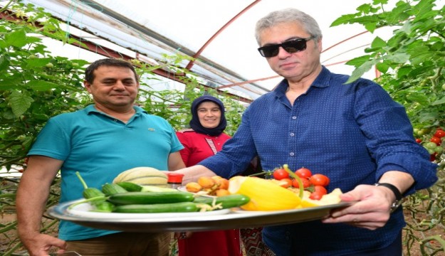  Sanatçı Cengiz Kurtoğlu festivalde seraları gezip ürünlerin tadına baktı 