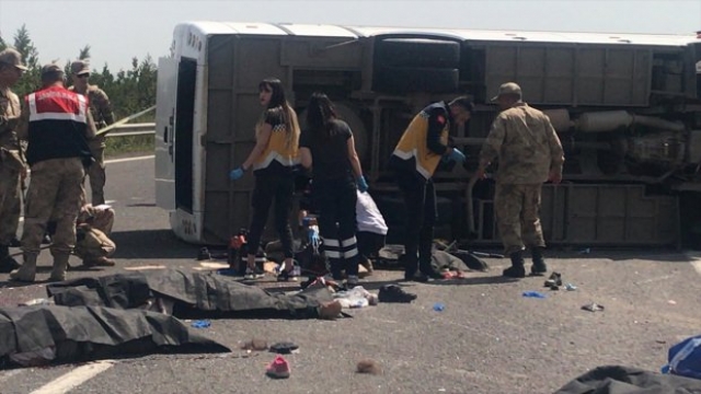 ​Şanlıurfa'da işçileri taşıyan midibüsün devrilmesi