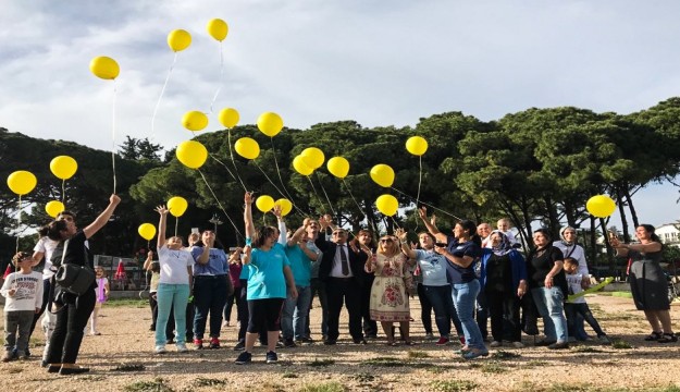 Sarı balonlar gökyüzünde   