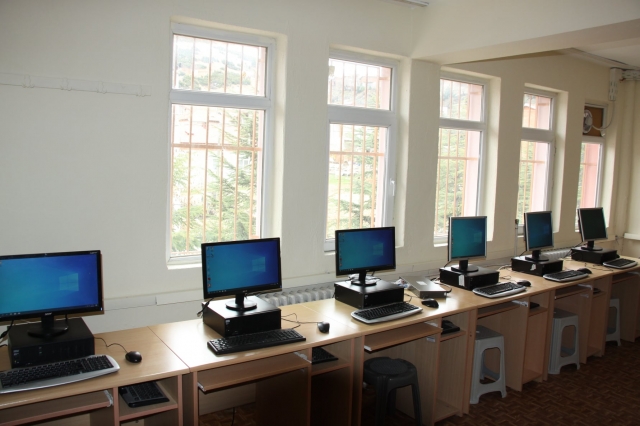 Sarıidris'te  bilgisayar laboratuvarı yenilendi..
