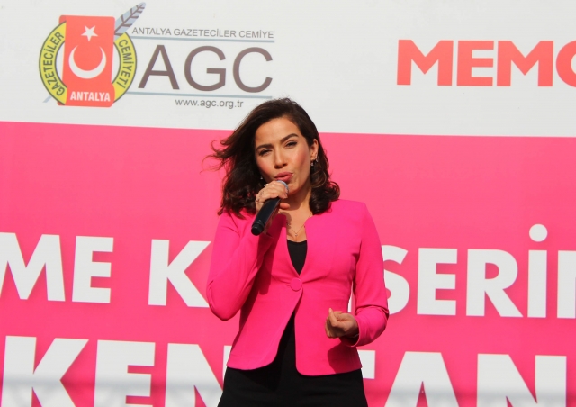 Şarkıcı Burcu Güneş'ten 'Pembe konser" 