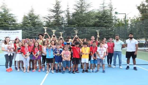 SDÜ’de çocuklara yönelik yaz tenis turnuvası   