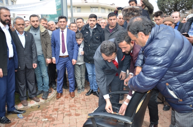Seçimi kazanan başkan makam koltuğunu yaktı