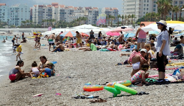 Seçimin yorgunluğunu denizde attılar 