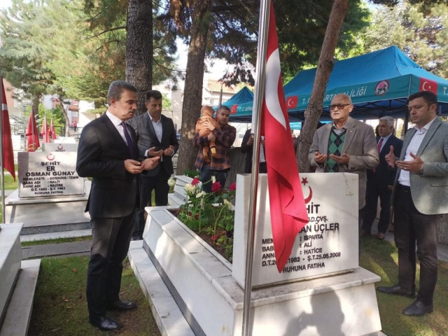 "Şehidimiz Gökhan Üçler, Kabri Başında Dualarla Anıldı"