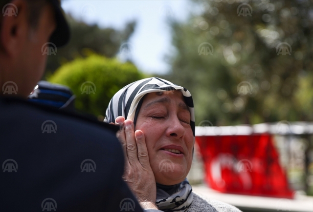 ​Şehit annesinin gözyaşlarını emniyet müdürü sildi 