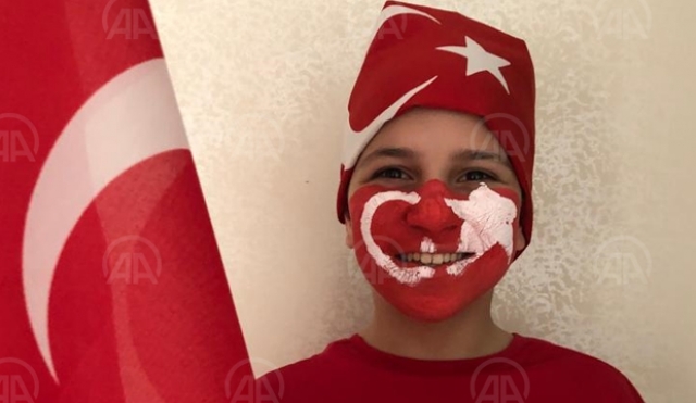 Şehit kızı, 23 Nisan çoşkusunu evinde yaşadı