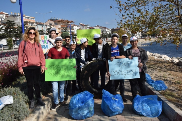 "SEN'DE BİR HAREKET YAP RENGİ MAVİ OLSUN"
PROJESİ İLE EĞİRDİR GÖLÜ KIYILARI ÇÖP'TEN TEMİZLENİYOR