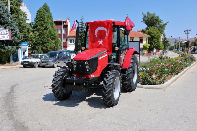 Senirkent Belediyesi filosuna yeni traktör katıldı