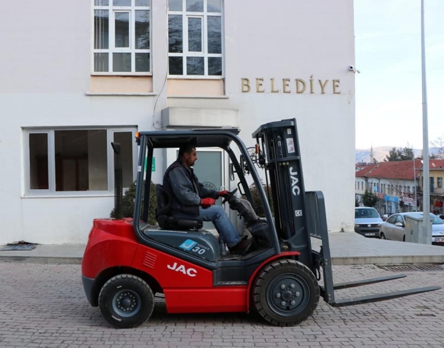 Senirkent Belediyesi'ne yeni forklift alındı