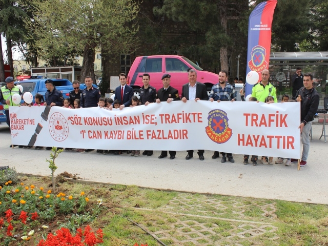 Senirkent Kaymakamlığı Öğrencilerle Birlikte Trafik Eğitimi Etkinliğine Katıldı