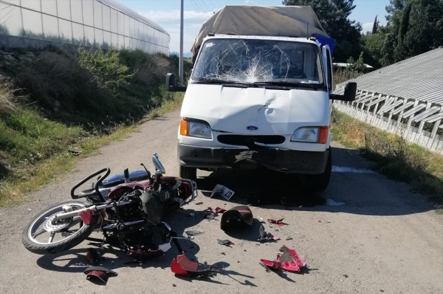 Serik'te kamyonetle çarpışan motosikletin sürücüsü ağır yaralandı