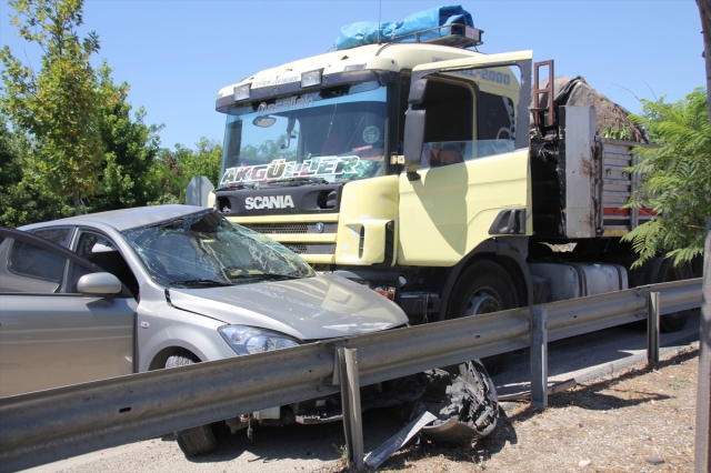 Serik'te tırla çarpışan otomobilin sürücüsü yaralandı