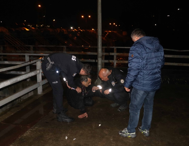 Seyhan Nehri'ne düşen kişi merdivenle kurtarıldı