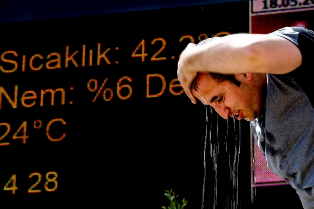 Sıcaklık rekoru kırılan Antalya'da derece 42,7'ye yükseldi