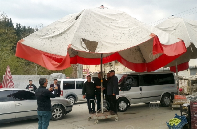 Şiddetli rüzgarda tutmaya çalıştığı şemsiyeyle havalandı
