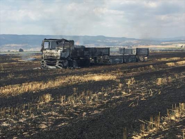 ​Sigara izmariti tarlayı ve tırı yaktı