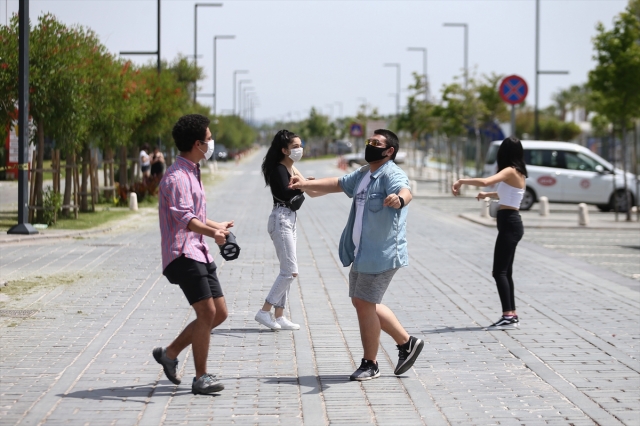 Sokağa çıkan gençler Konyaaltı Sahili yolunda "Erik Dalı" oynadı