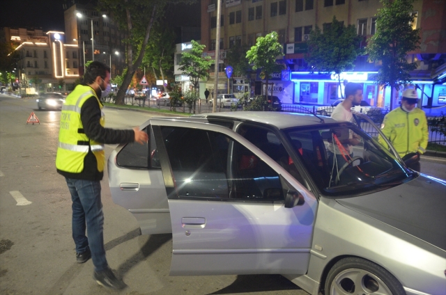 Sokağa çıkma kısıtlaması sonrası Kahramanmaraş'ta yoğunluk oluştu