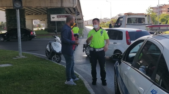 Sokağa çıkma kısıtlamasını ihlal eden sürücü kaza yapınca yakalandı