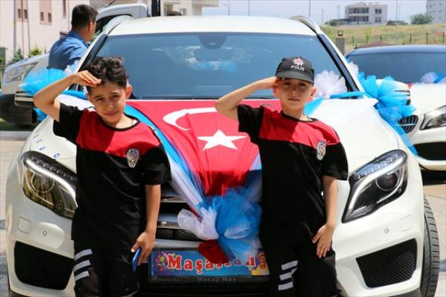 Sünnet töreni öncesi şehit babalarının mezarı ziyaret ettiler