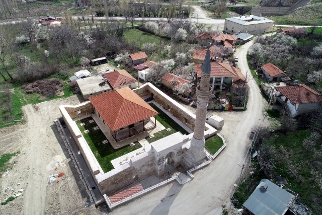 ​Taç kapısıyla ünlü 700 yıllık Alaaddin Cami ibadete hazır